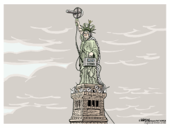 ESTATUA DE LA LIBERTA ESCUCHANDO  by RJ Matson