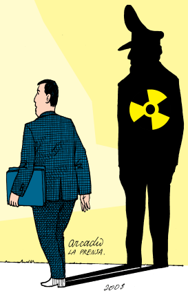 EL PELIGRO NUCLEAR COMO UNA SOMBRA COL by Arcadio Esquivel